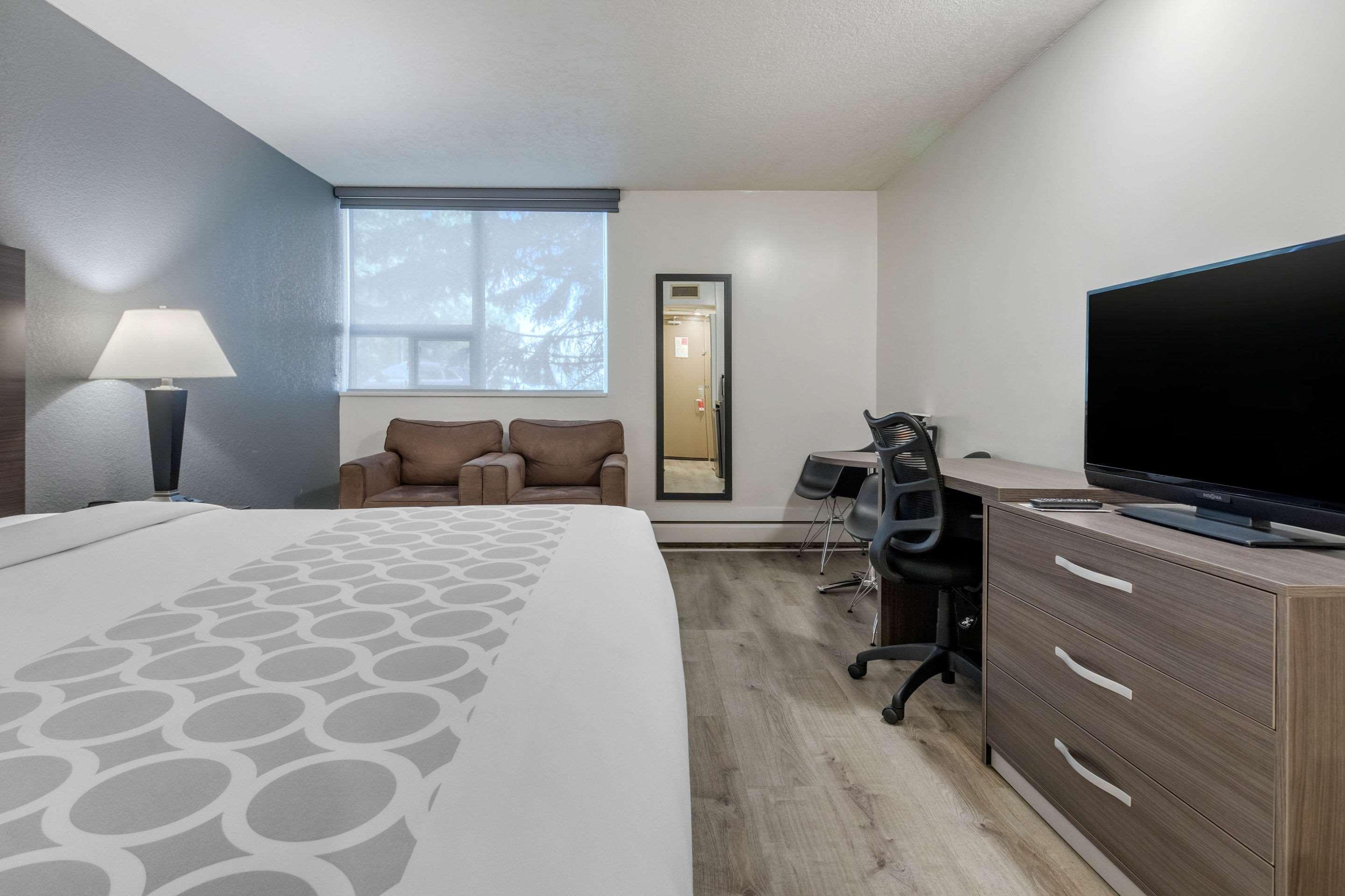 Super 8 By Wyndham Macleod Trail Calgary Hotel Exterior foto